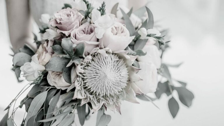 a bouquet of flowers is shown in black and white